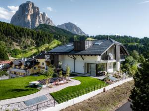 een luchtzicht op een huis in de bergen bij Anna Lodges Dolomites in Santa Cristina in Val Gardena