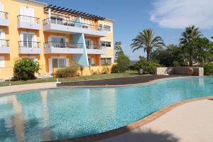 una piscina di fronte a un edificio di Top Quality Apartment a Lagos