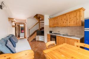 A kitchen or kitchenette at Dolomiti Skyview Duplex with private park -20' Cortina