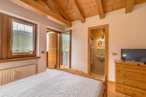 A bed or beds in a room at Dolomiti Skyview Duplex with private park -20' Cortina