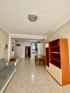 sala de estar con sofá y mesa en Casa Emilia, en Olbia