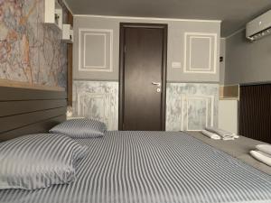 um quarto com uma cama com duas almofadas em Apartman Daca em Podgorica