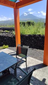 una mesa y sillas en un patio con vistas en Paraíso do Triângulo, en Lajido