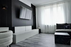 um quarto preto e branco com uma cama e uma janela em Loft & Living am Geiseltalsee em Braunsbedra