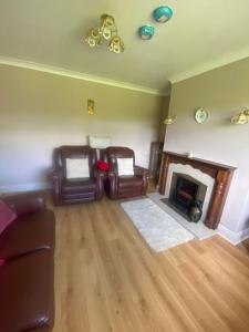 Кът за сядане в 3 Bedroom Bungalow in Kiltimagh