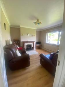 Кът за сядане в 3 Bedroom Bungalow in Kiltimagh