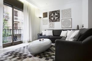 un soggiorno con divano e tavolo di Stay U-nique House Torre Damians a Barcellona