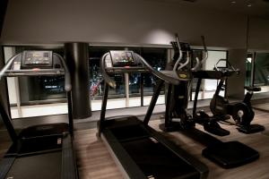 un gimnasio con dos máquinas de correr y una ciudad en Hotel Intergate Osaka Umeda, en Osaka