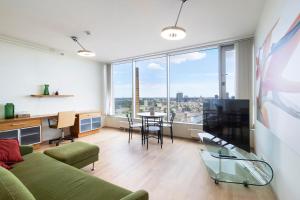 A seating area at Revalia Fahle Airport Bus-Station Apartments with Best views