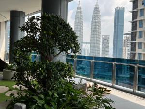 Eaton Residence Suites KLCC في كوالالمبور: منظر على أفق المدينة من المبنى