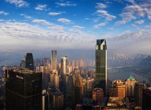 vista su una grande città con edifici alti di ISEYA Panoramic Hotel - Chongqing Jiefangbei Yunduan Zhiyan a Chongqing