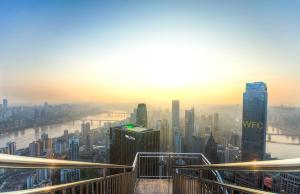 vista su una città dalla cima di un grattacielo di ISEYA Panoramic Hotel - Chongqing Jiefangbei Yunduan Zhiyan a Chongqing