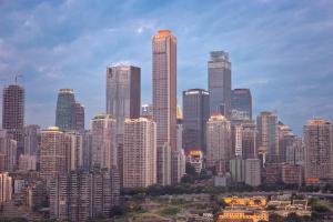 un profilo della città con grattacieli alti in una città di ISEYA Panoramic Hotel - Chongqing Jiefangbei Yunduan Zhiyan a Chongqing