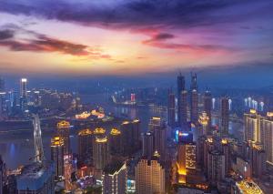 vista su una grande città di notte di ISEYA Panoramic Hotel - Chongqing Jiefangbei Yunduan Zhiyan a Chongqing