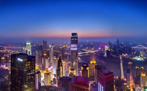 una vista notturna di una grande città con luci di ISEYA Panoramic Hotel - Chongqing Jiefangbei Yunduan Zhiyan a Chongqing