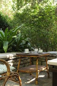 - une table et des chaises en bois avec des tasses dans l'établissement Terrazza House Old Town Herceg Novi, à Herceg-Novi