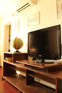 Une grande télévision à écran plat est installée au-dessus d'une table. dans l'établissement Terrazza House Old Town Herceg Novi, à Herceg-Novi