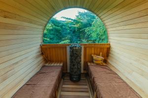 - une chambre avec 2 lits dans une chambre avec une fenêtre dans l'établissement moon hakone, à Hakone