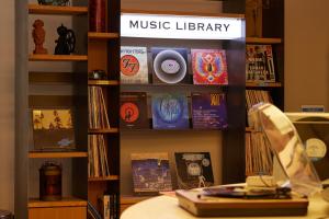 ein Bücherregal mit Musikbibliothekenschildern darauf in der Unterkunft Kobe Motomachi Tokyu REI Hotel in Kōbe