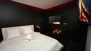 Black Room: Votre Love Room près de Lyon 객실 침대