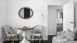 - une salle à manger avec une table, des chaises et un miroir dans l'établissement Crackers, à Coffs Harbour