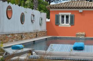 una piscina con 2 almohadas azules junto a una valla en Le Mouillage, en Saint-Tropez