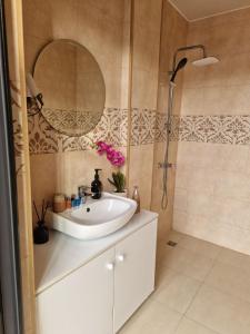 bagno con lavandino e doccia di New House Kobuleti 2 a Kobuleti