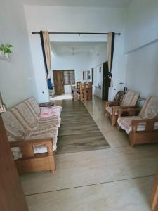 Area tempat duduk di Green Island Homestay Riverside