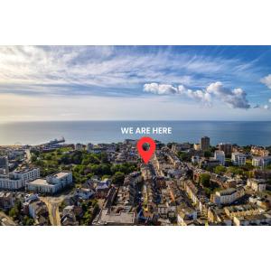 uma imagem de uma cidade com um marcador vermelho em Sea Breeze - Coast em Bournemouth