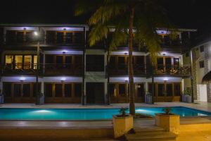 ein Hotel mit einem Pool vor einem Gebäude in der Unterkunft Hôtel Baobab Café in Morondava