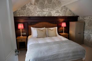 um quarto com uma cama com 2 candeeiros nas mesas em The Falcon Inn em Scarborough