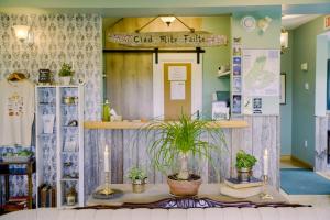 een kamer met een tafel met kaarsen en planten bij Chanterelle Inn & cottages in Baddeck