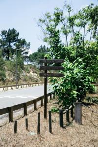 ein Straßenschild an der Seite einer Straße in der Unterkunft Herdade de Montalvo - Comporta in Comporta