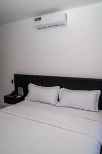 Cama ou camas em um quarto em Manta Surf Hotel