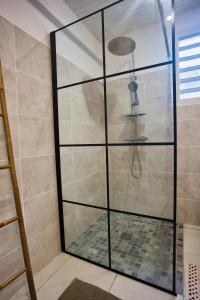 A bathroom at Magnifique bas de villa Émeraude