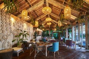 Um restaurante ou outro lugar para comer em The Royal Purnama - Adults Only