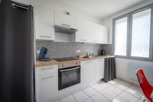 Köök või kööginurk majutusasutuses Logement Vacances La Rochelle