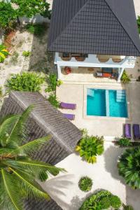 vista aerea di una casa con piscina di Mnana Beach Bungalows a Michamvi Kae