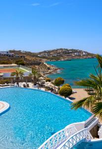 - une piscine avec vue sur l'océan dans l'établissement Saint John Hotel Villas & Spa, à Agios Ioannis Mykonos