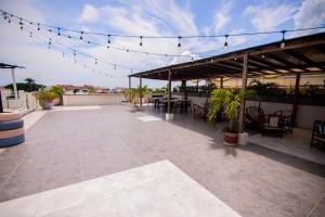 d'une terrasse sur le toit avec des tables et des chaises. dans l'établissement Hotel Marie Real Cartagena, à Carthagène des Indes