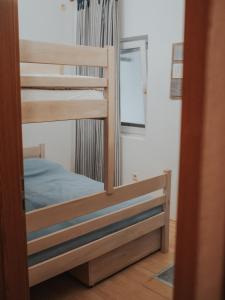 Etagenbett in einem Zimmer mit Spiegel in der Unterkunft Hostel Scardona in Skradin