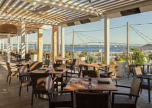 Ресторант или друго място за хранене в Newport Harbor Island Resort