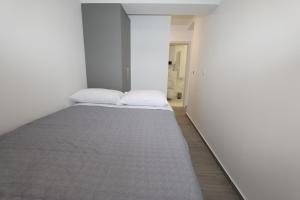 Tempat tidur dalam kamar di Apartments Port View