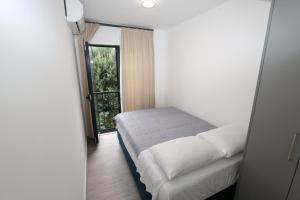 Tempat tidur dalam kamar di Apartments Port View