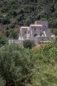 een groot gebouw bovenop een heuvel bij Istorima Guesthouse in Gythio