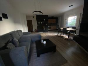 een woonkamer met een bank en een tafel bij Sarajevo APARTMENT 7 -Free Garage- in Sarajevo