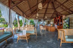 ein Wohnzimmer mit Stühlen und einem Tisch in der Unterkunft Lembongan Beach Club & Resort in Nusa Lembongan