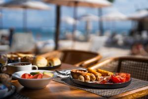 einen Tisch mit einem Tablett mit Essen darüber in der Unterkunft Lembongan Beach Club & Resort in Nusa Lembongan