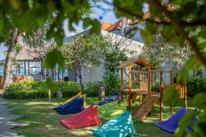 einen Spielplatz vor einem Haus mit bunten Stühlen in der Unterkunft Lembongan Beach Club & Resort in Nusa Lembongan