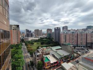 uitzicht op een stad met hoge gebouwen bij Monarch Plaza Hotel in Taoyuan